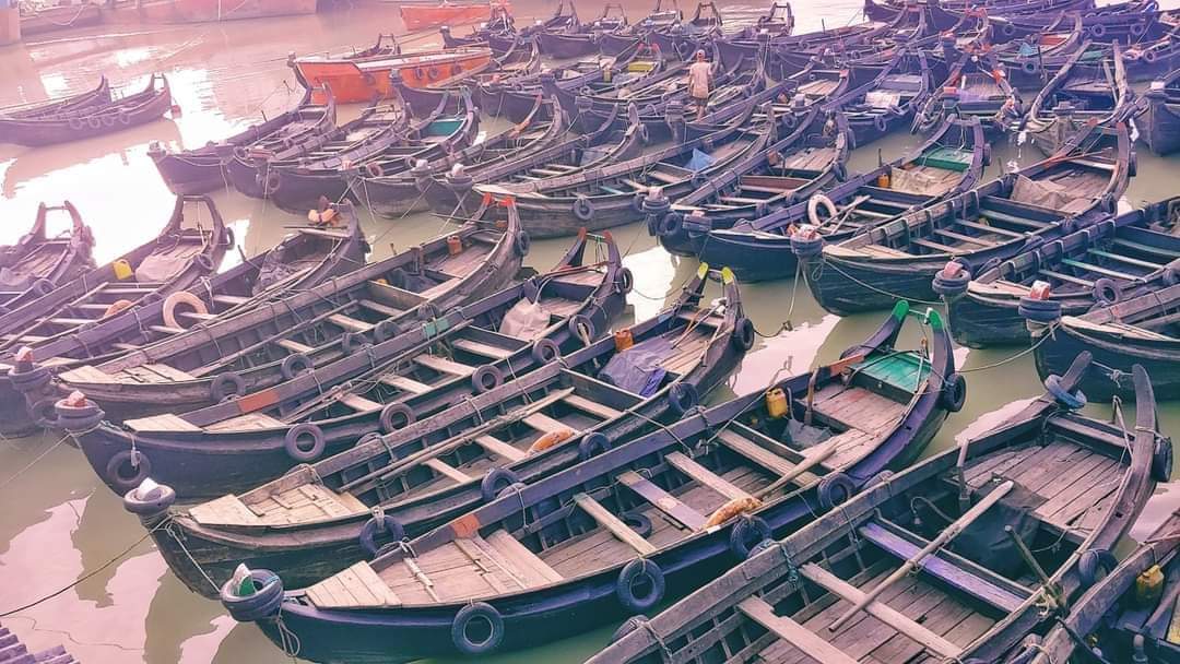 বাপ-দাদার পেশা ছাড়ছেন কর্ণফুলীর সাম্পান মাঝিরা