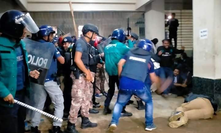 শাহজালাল বিশ্ববিদ্যালয়ের আন্দোলনরত শিক্ষার্থীদের ওপর পুলিশের লাঠিচার্জ – গুলি,আহত অন্তত ৩০