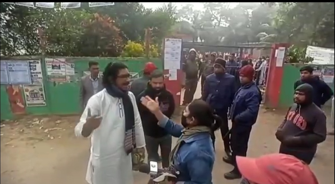 বোয়ালখালীতে  সাংবাদিকদের ওপর হামলা,৮ টি গাড়ি ভাংচুর