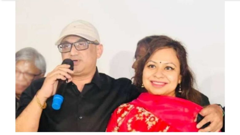 অস্ত্র জমা দিলেন ডা. মুরাদ দম্পতি