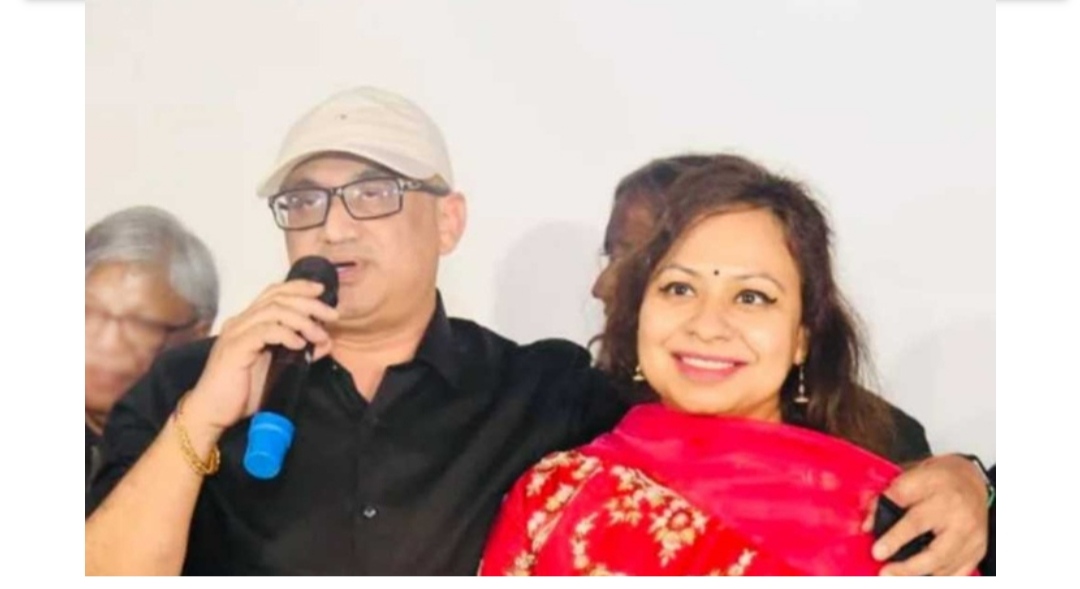 অস্ত্র জমা দিলেন ডা. মুরাদ দম্পতি