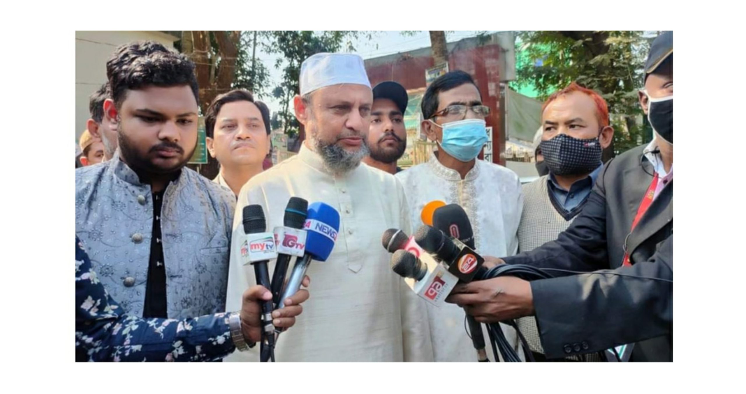 ‘পুলিশ-টুলিশ তাদের কাজ করছে, নৌকার লোকজন কেন্দ্র দখল করেছে’