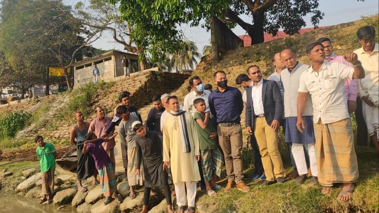 ডলুর ক্ষতিগ্রস্থ বেড়িবাঁধ ও ভাঙন পরিদর্শনে পাউবোর প্রকৌশলী