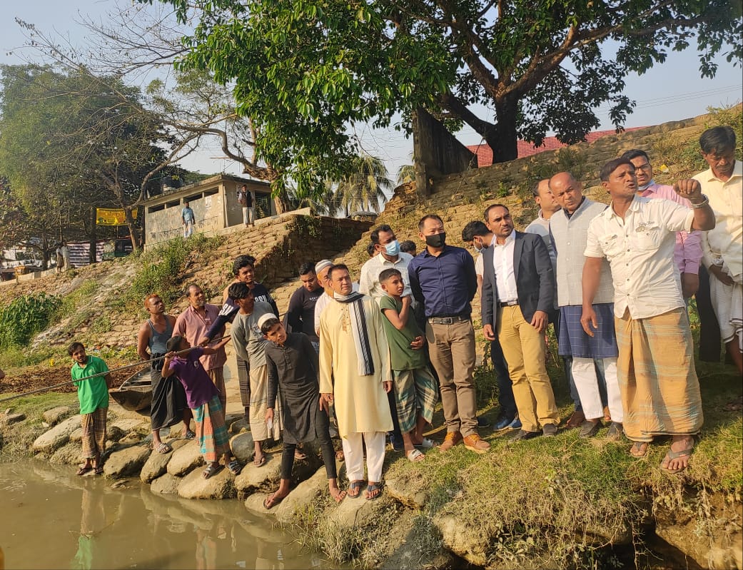 ডলুর ক্ষতিগ্রস্থ বেড়িবাঁধ ও ভাঙন পরিদর্শনে পাউবোর প্রকৌশলী