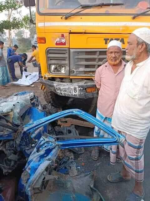 লোহাগাড়ায় ট্রাকের সাথে সংঘর্ষে প্রাইভেট কারের ৫ আরোহীর মৃত্যু