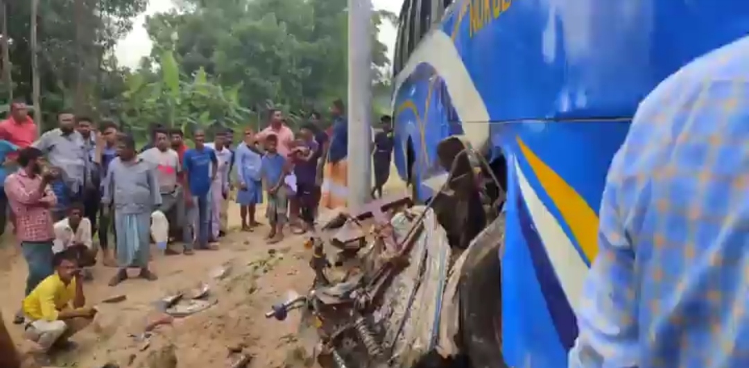 হাটহাজারীতে বেপরোয়া বাসের নিচে পিষ্ট অটোরিকশা চালকসহ ২ জন