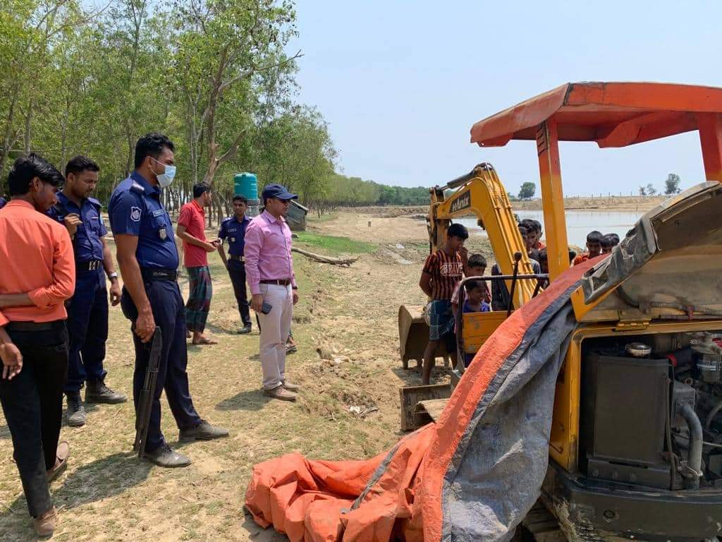 বাঁশখালীতে পাহাড় ও মাটি কাটার বিরুদ্ধে অভিযান, এস্কেভেটর জব্দ