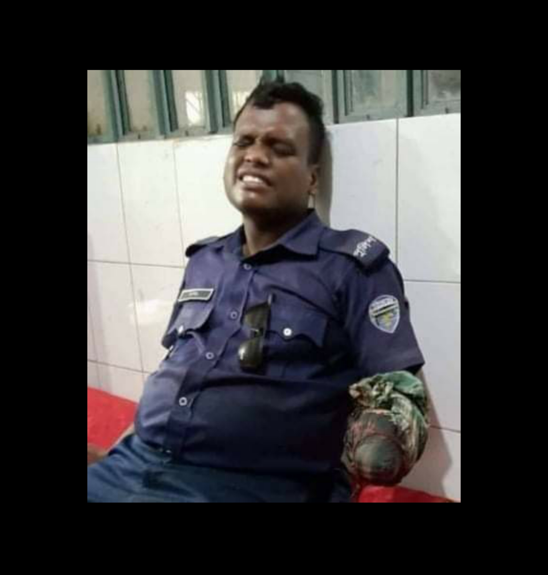 লোহাগাড়ায় আসামীর দায়ের কোপে পুলিশ সদস্যের হাতের কব্জি বিচ্ছিন্ন