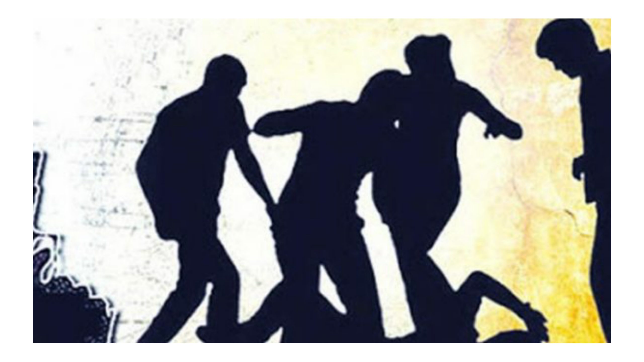 লালখান বাজারে স্কুল ছাত্রীর ধর্ষককে পিটিয়ে হাসপাতালে পাঠালো এলাকাবাসী