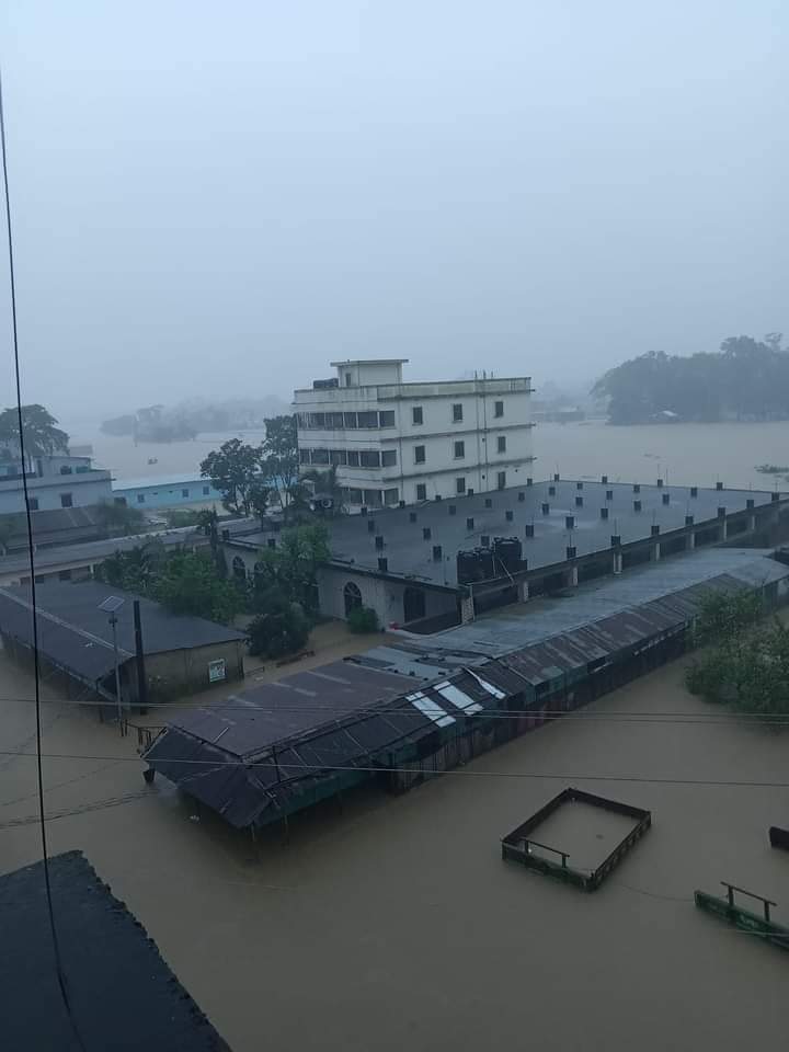 পানিতে ভাসছে সিলেট