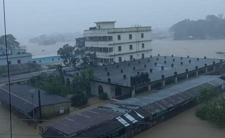 পানিতে ভাসছে সিলেট