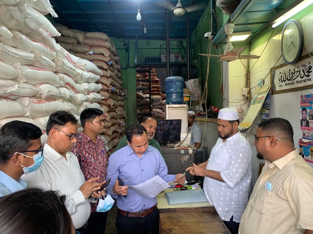 পাহাড়তলীতে চালের ৪ মজুদদারকে জরিমানা,১ আড়তে তালা