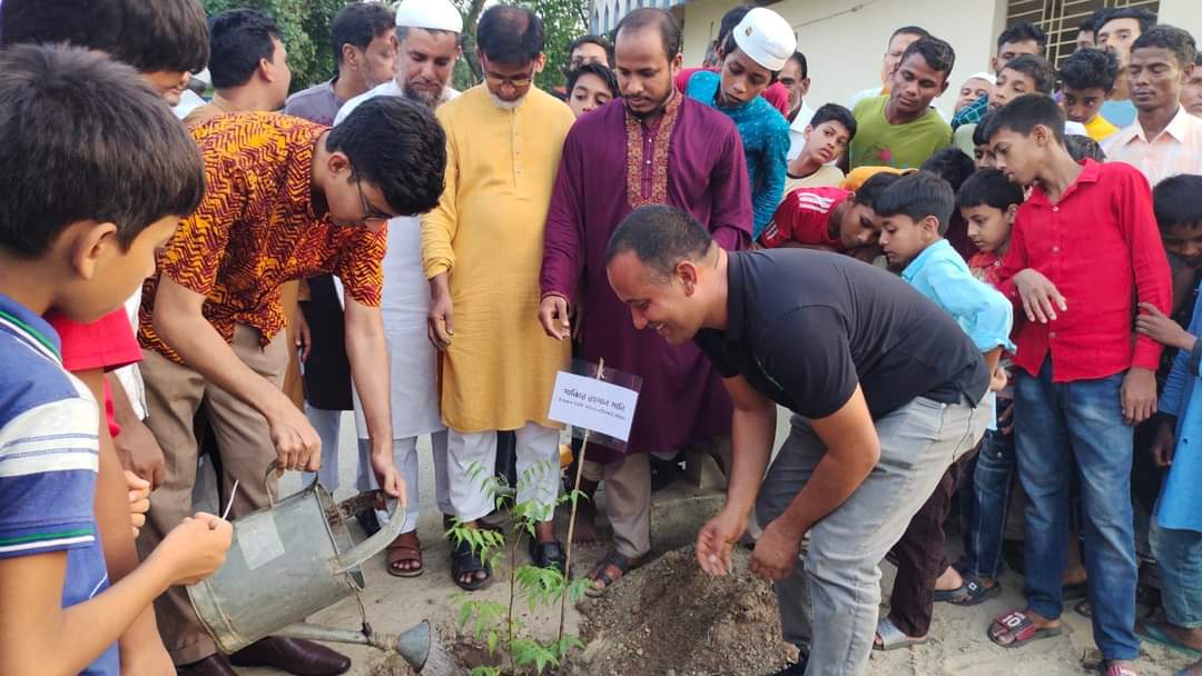 ফটিকছড়িতে ‘আলো আরো আলো ক্লাব’র বৃক্ষরোপণ কর্মসূচি পালিত