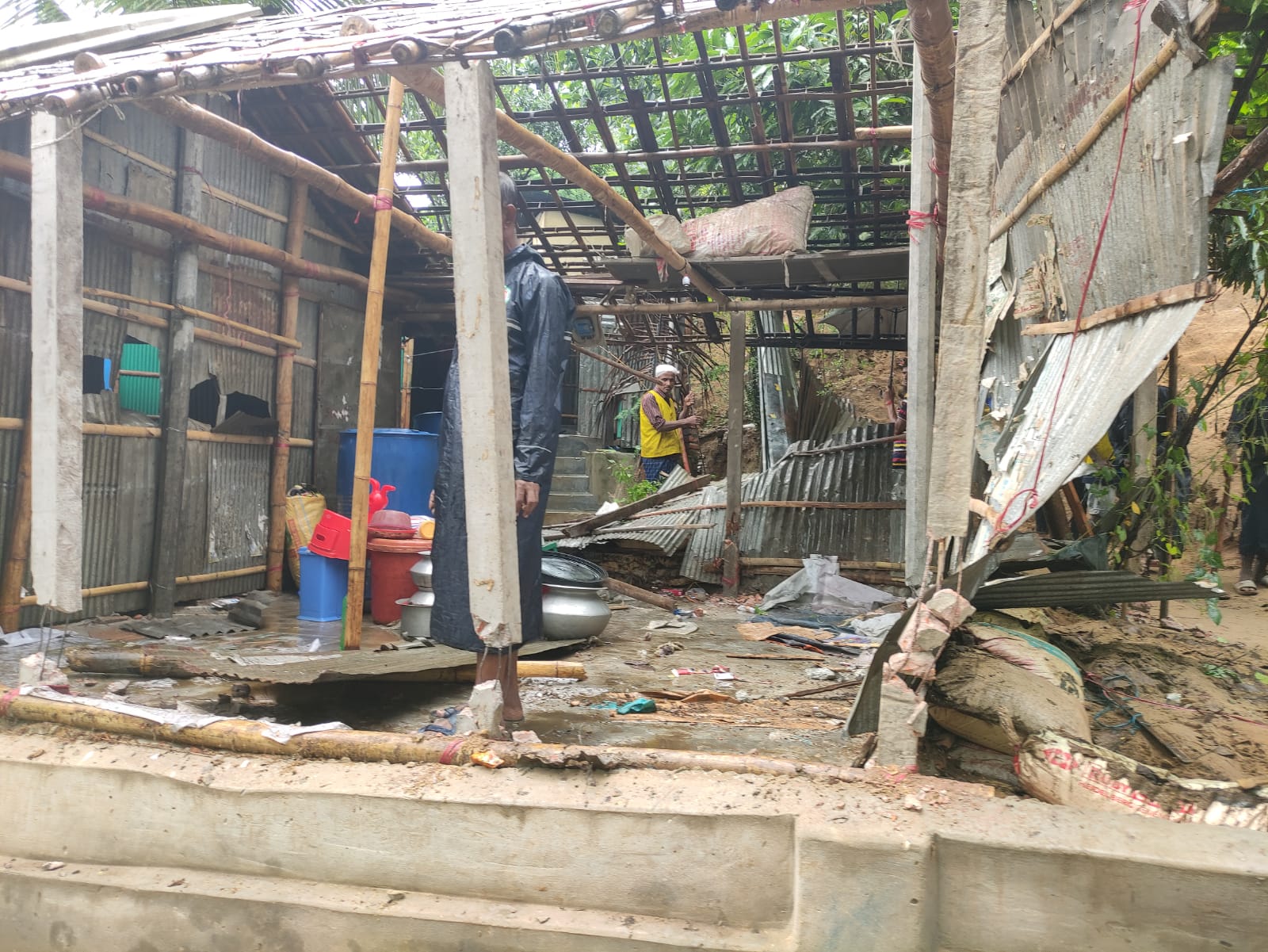 ফিরোজশাহে পাহাড়ের পাদদেশের ১৮০ টি ঝুঁকিপূর্ণ স্থাপনা উচ্ছেদ