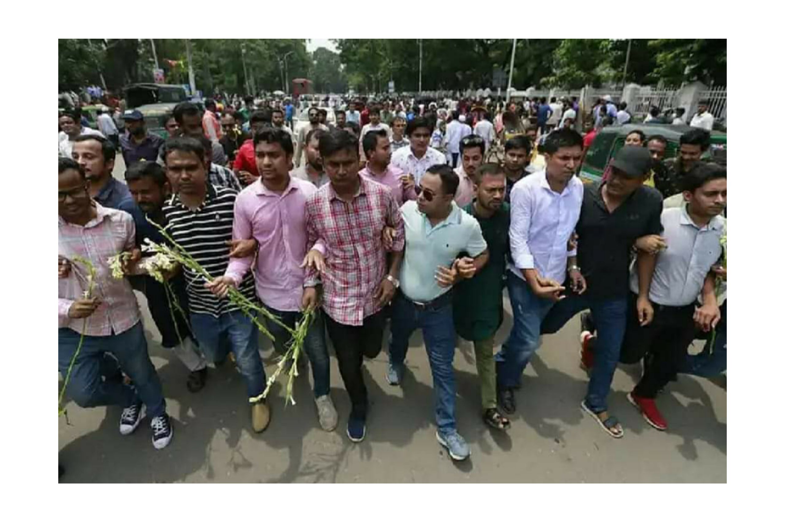 এবার ফুল নিয়ে ঢাবিতে ছাত্রদলের শোডাউন, বাধা দেইনি ছাত্রলীগ