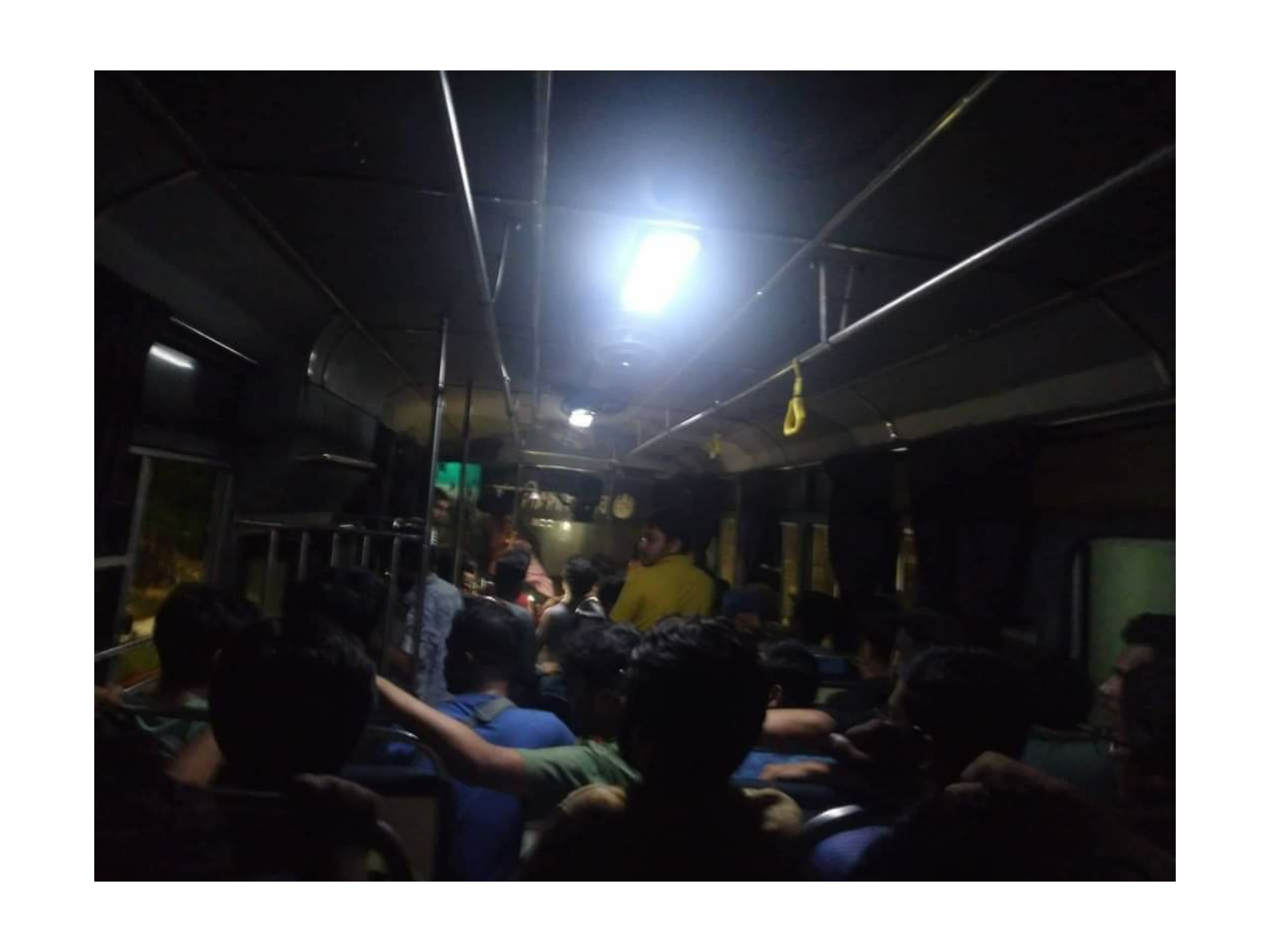 রক্ত দিতে ক্যাম্পাস থেকে দলে দলে শহরে আসছেন চবি শিক্ষার্থীরা