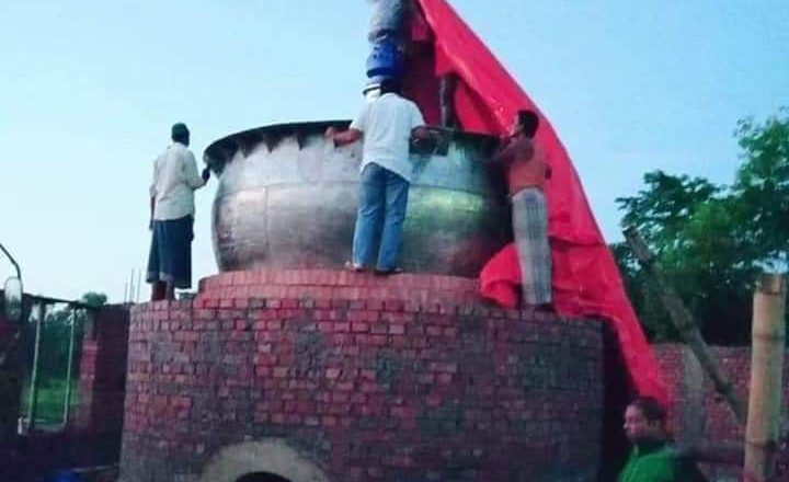 মাইজভাণ্ডার দরবারে বসানো হয়েছে দৈত্যাকার ডেক,একসাথে রান্না হবে ২৫০ মণ খাবার