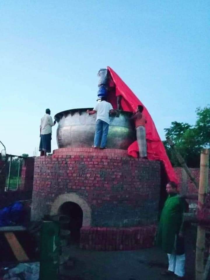 মাইজভাণ্ডার দরবারে বসানো হয়েছে দৈত্যাকার ডেক,একসাথে রান্না হবে ২৫০ মণ খাবার