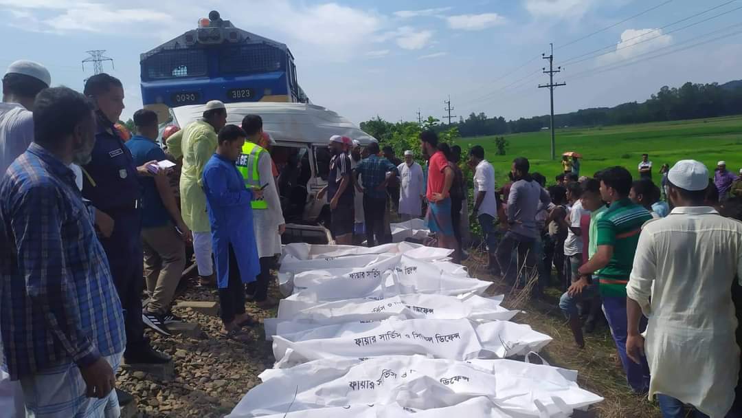 মিরসরাইয়ে ট্রেন দুর্ঘটনায় নিহত ১১জনের পরিচয় মিলেছে