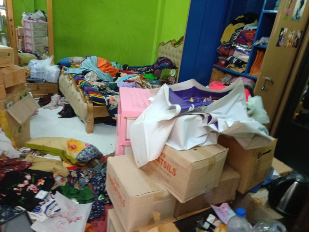 হাজারী লাইনে ফিল্মি স্টাইলে মার্কেট দখলের চেষ্টা,বাঁধা দিয়ে নারীসহ রক্তাক্ত ৪