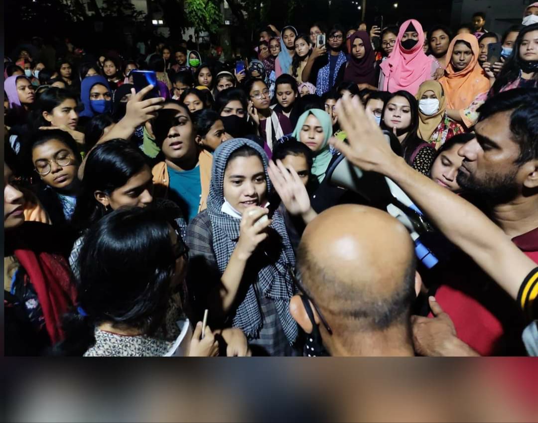 যৌন নিপীড়নের বিরুদ্ধে চবিতে ছাত্রীদের বিক্ষোভ