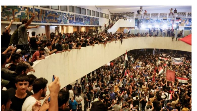 বিজয়ী প্রার্থীর হাতে ক্ষমতা ছাড়তে গড়িমসি, বিক্ষোভকারীদের দখলে  ইরাকের পার্লামেন্ট ভবন