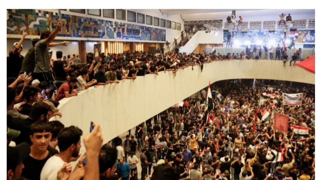 বিজয়ী প্রার্থীর হাতে ক্ষমতা ছাড়তে গড়িমসি, বিক্ষোভকারীদের দখলে  ইরাকের পার্লামেন্ট ভবন