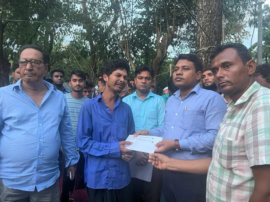 বাঁশখালীতে পুকুরে ডুবে জমজ বোনের মৃত্যু, পরিবারের পাশে ইউএনও