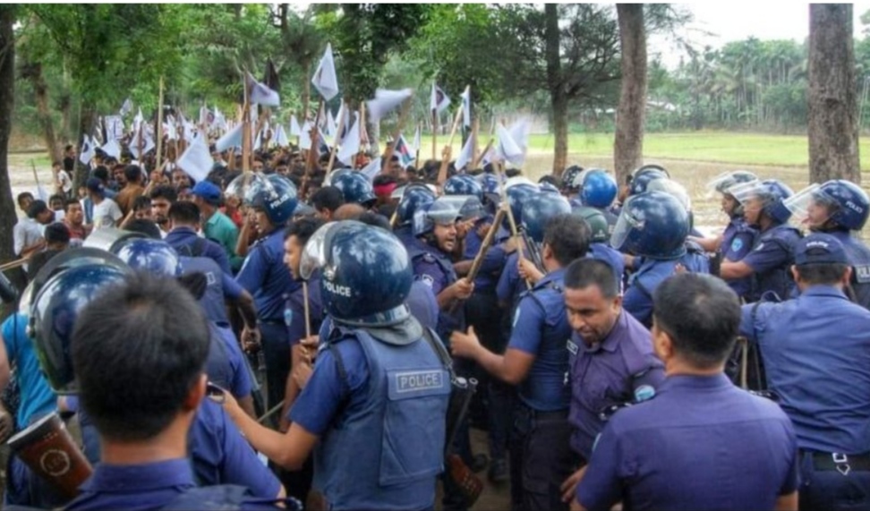 বাঁশখালীতে পুলিশ – বিএনপি সংঘর্ষ,  এসপি- ওসিসহ আহত ২৬