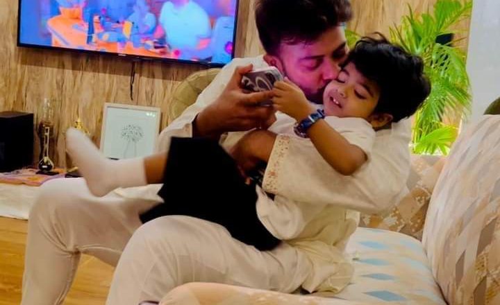 সন্তানকে আর লুকিয়ে রাখতে পারলেন না ‘নাম্বার ওয়ান’ শাকিব খান