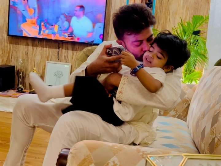 সন্তানকে আর লুকিয়ে রাখতে পারলেন না ‘নাম্বার ওয়ান’ শাকিব খান