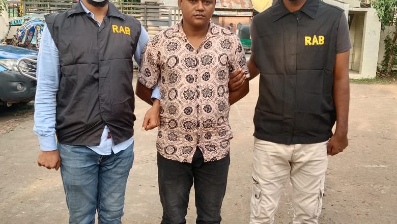 সীতাকুণ্ডে ইউপি সদস্যের ভাই হত্যার প্রধান আসামী আটক