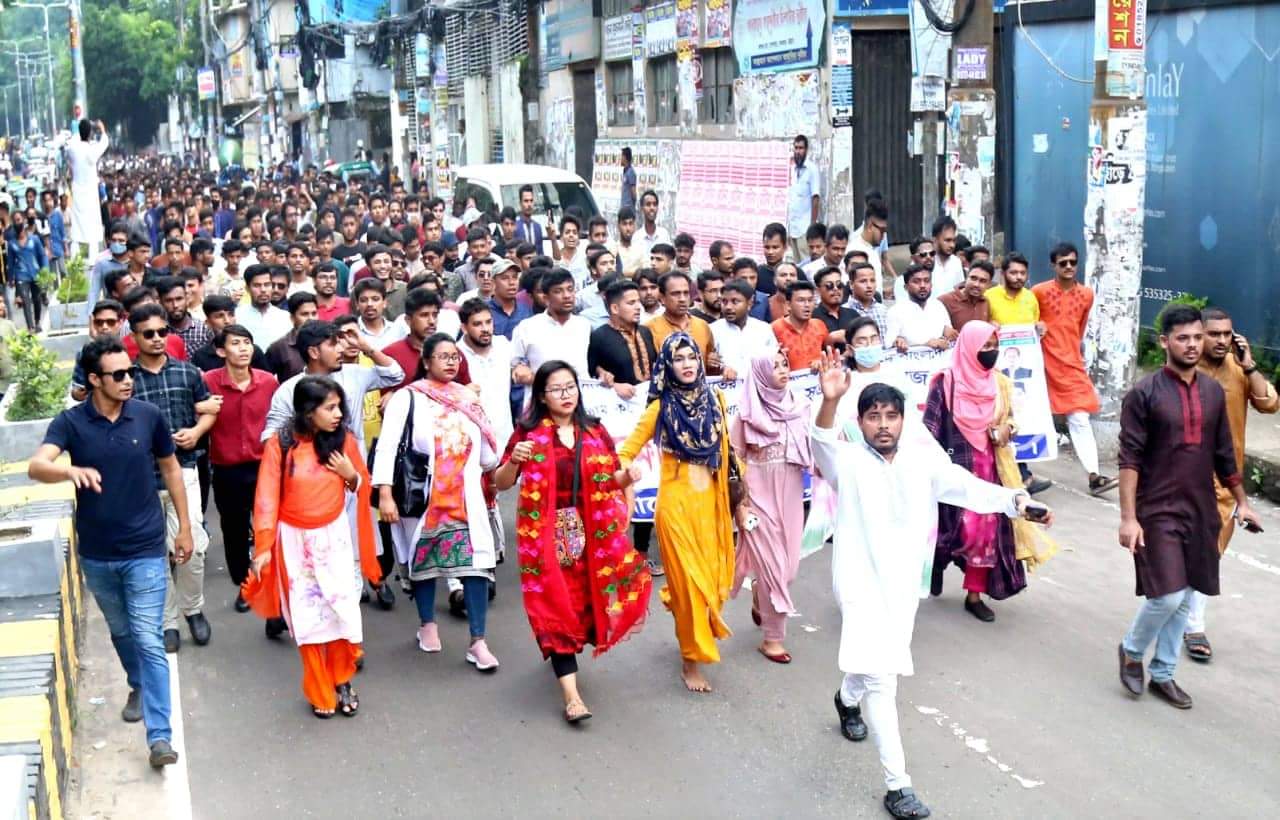 বিএনপি জামাতের নৈরাজ্যের প্রতিবাদ চট্টগ্রাম কলেজ ছাত্রলীগের