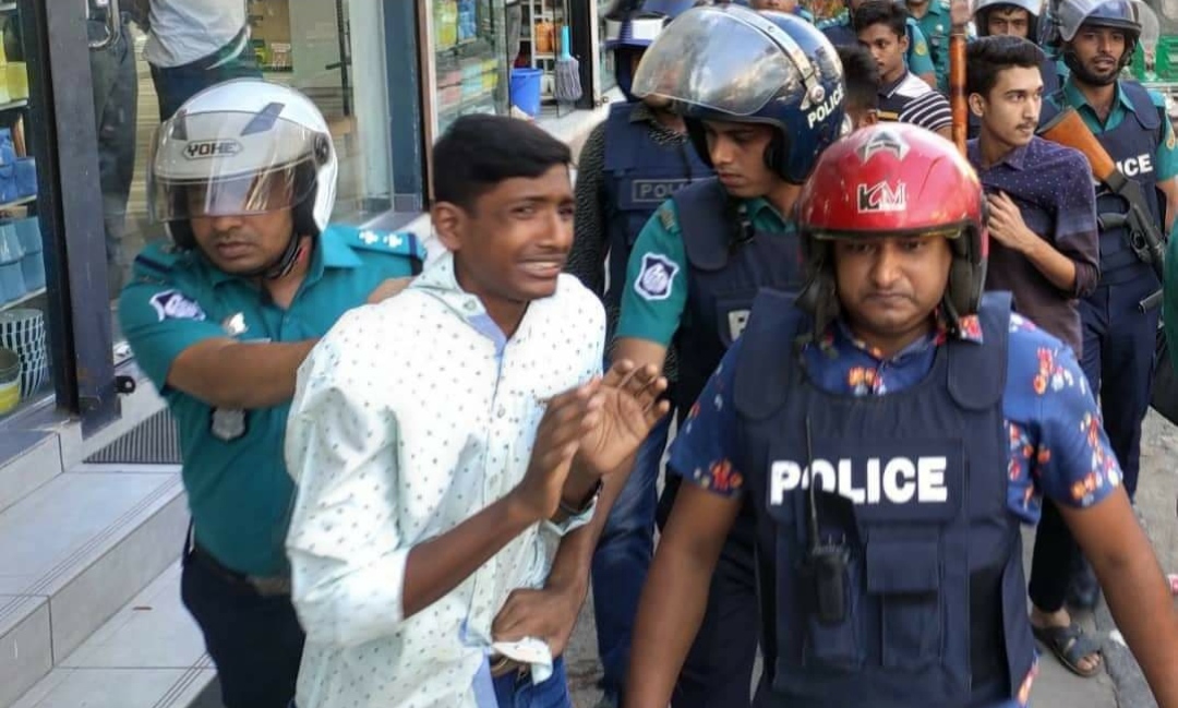 দক্ষিণ জেলা  স্বেচ্ছাসেবক দলের ১৫০ জনের বিরুদ্ধে কোতোয়ালিতে মামলা, আহবায়কসহ আটক ১৪