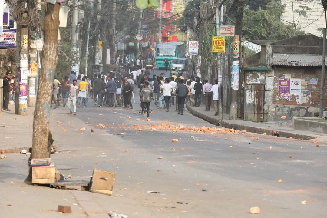 পুলিশ- বিএনপি সংঘর্ষে রণক্ষেত্র কাজীর দেউড়ি