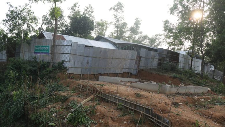 হাটহাজারীতে মাদ্রাসার  পাশে মাজার নির্মাণ নিয়ে দু’পক্ষের সংঘর্ষ, ভাংচুর- লুটপাট