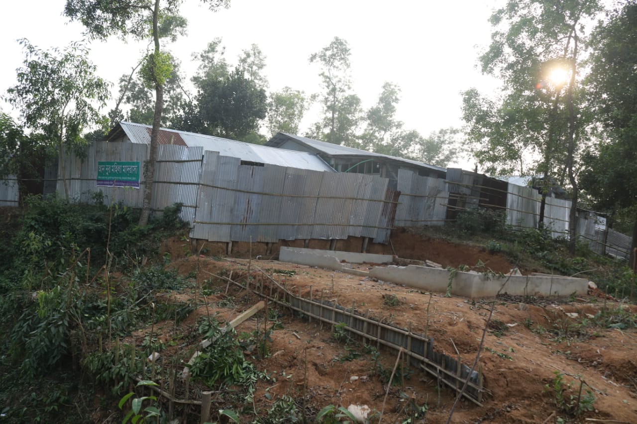 হাটহাজারীতে মাদ্রাসার  পাশে মাজার নির্মাণ নিয়ে দু’পক্ষের সংঘর্ষ, ভাংচুর- লুটপাট