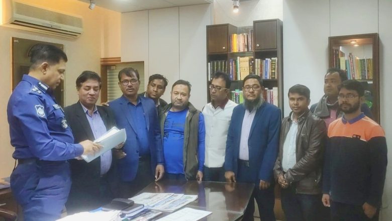 রাঙ্গুনিয়ায় সাংবাদিক আবু আজাদের উপর হামলাকারীদের দ্রুত  বিচারের দাবিতে ডিআইজিকে  স্মারকলিপি