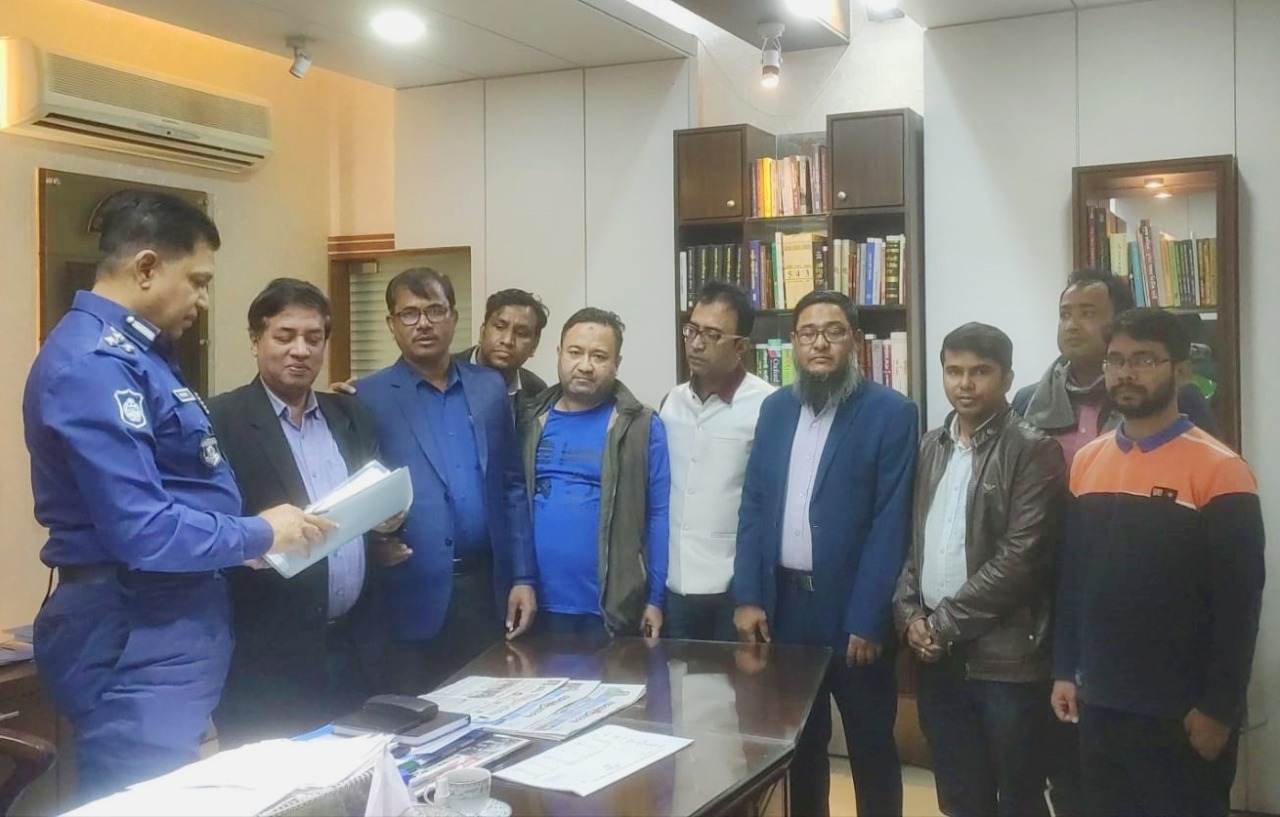 রাঙ্গুনিয়ায় সাংবাদিক আবু আজাদের উপর হামলাকারীদের দ্রুত  বিচারের দাবিতে ডিআইজিকে  স্মারকলিপি