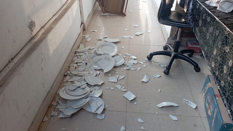 চবির উপচার্যের কার্যালয়ে ছাত্রলীগের হামলা,ভাঙচুর