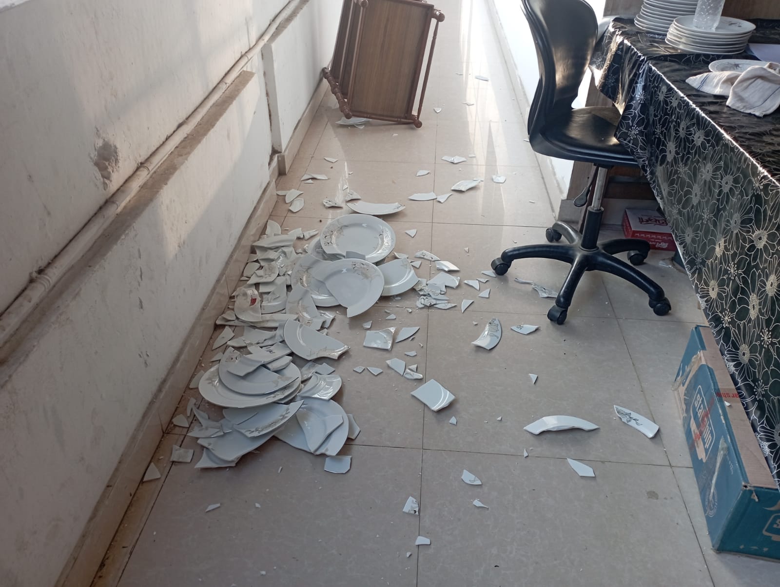 চবির উপচার্যের কার্যালয়ে ছাত্রলীগের হামলা,ভাঙচুর