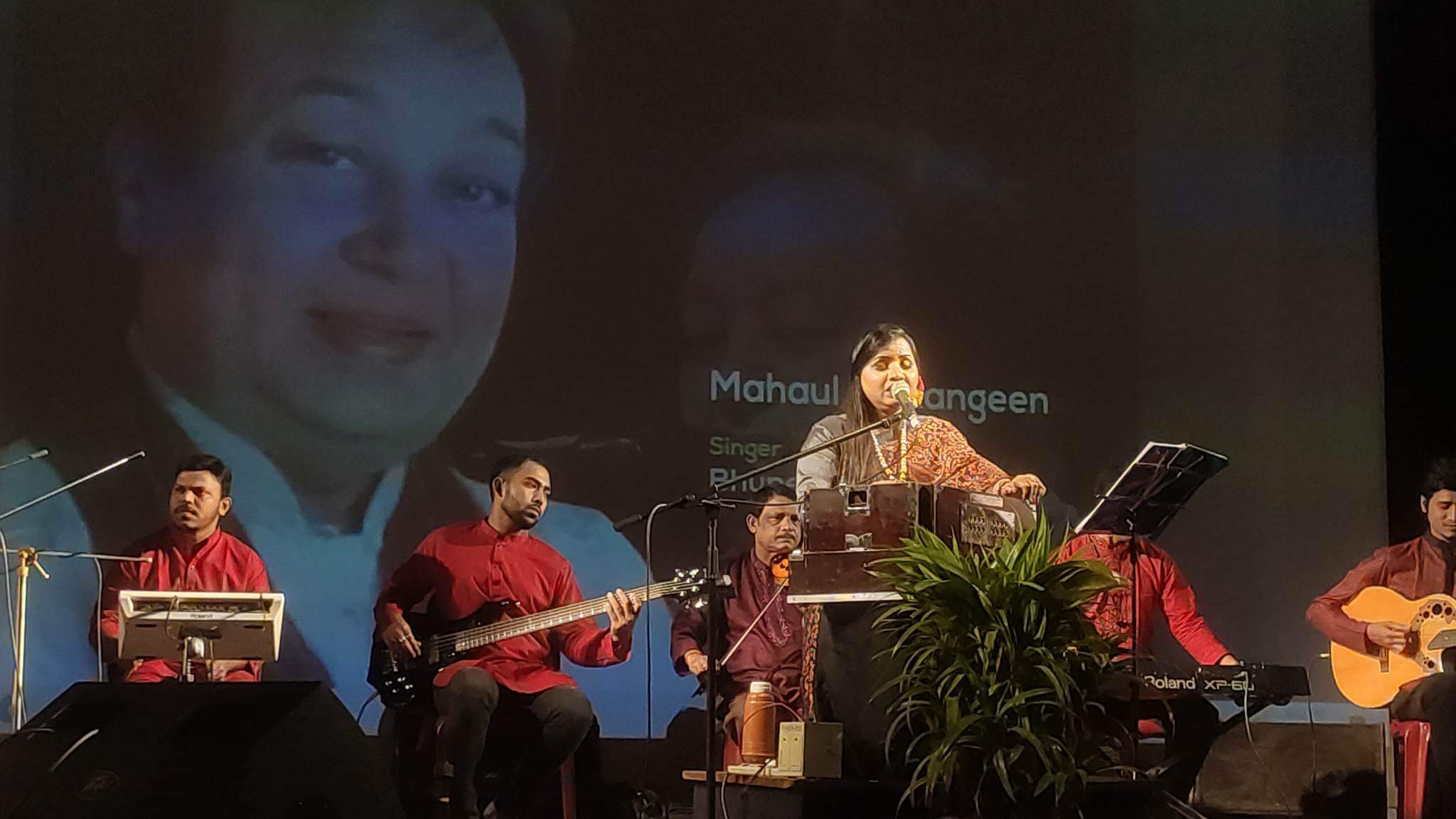 চট্টগ্রাম থিয়েটারে গজল সন্ধ্যায় মঞ্চ মাতালেন কন্ঠশিল্পী নাদিরা পারভিন