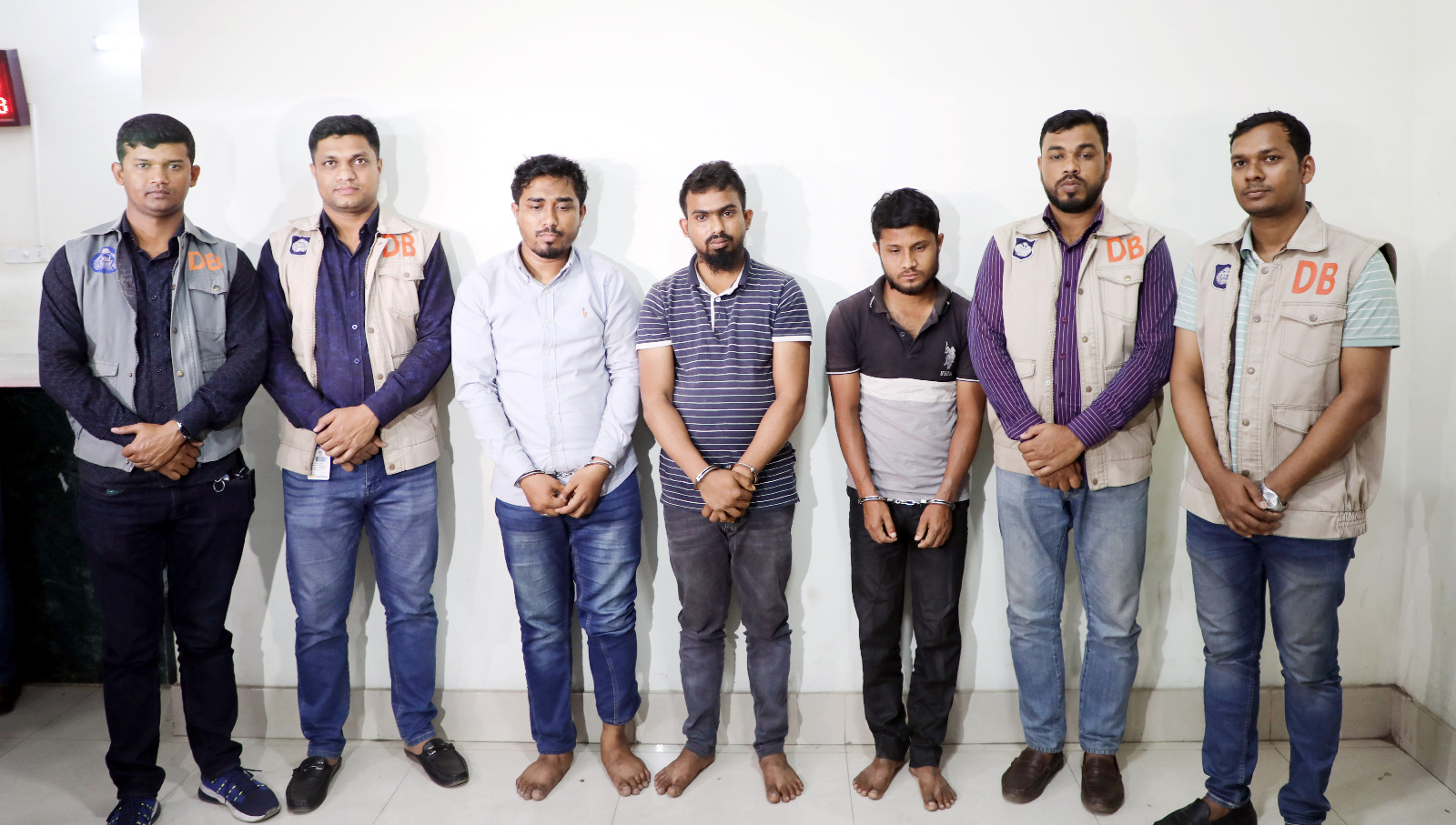 চন্দনাইশে ভুয়া জম্ম নিবন্ধন ও এনআইডি প্রস্তুত চক্রের ৩ সদস্য আটক