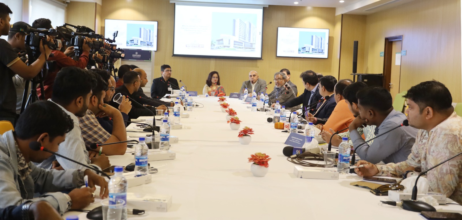 চট্টগ্রাম এভারকেয়ারে ‘চিকিৎসার জন্য বিদেশ কেন’ শীর্ষক গোলটেবিল বৈঠক অনুষ্ঠিত