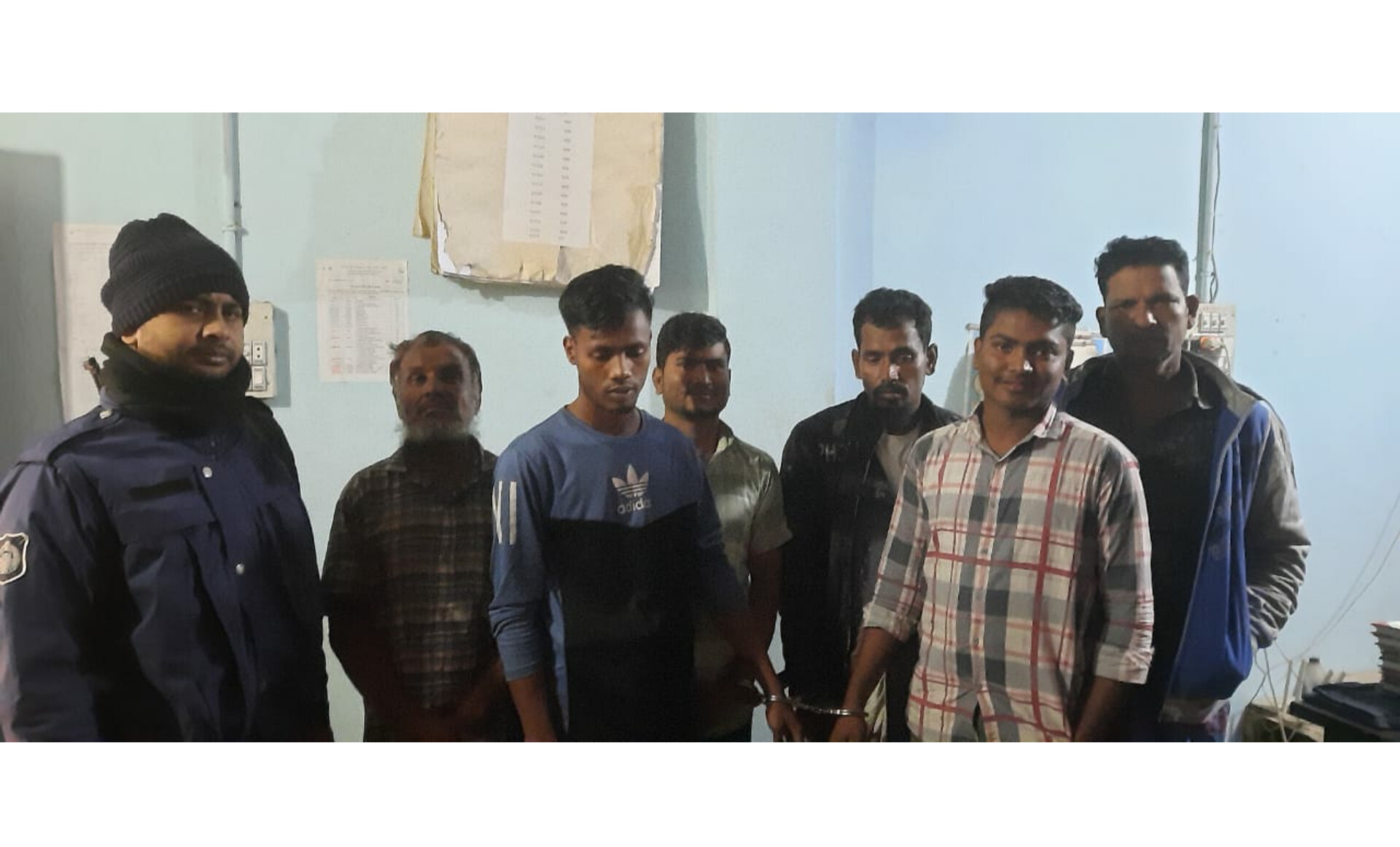 আনোয়ারায় জুয়ার আসর থেকে ৬ জুয়াড়ি আটক