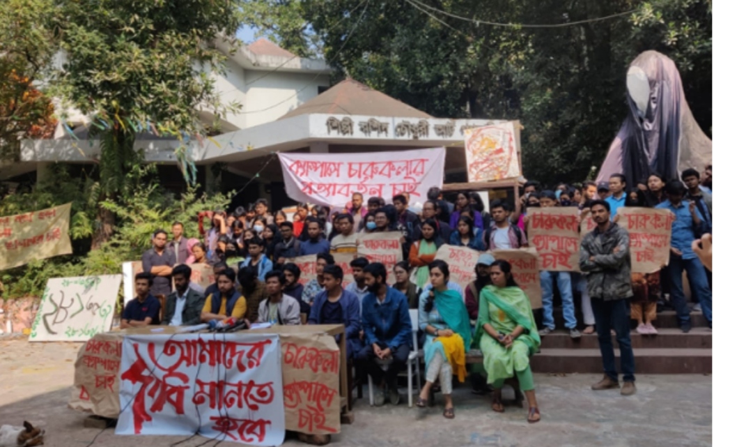 মধ্যরাতে চবির চারুকলা ইনস্টিটিউটের ছাত্র হোস্টেল থেকে গাঁজাসহ ছাত্রী আটক