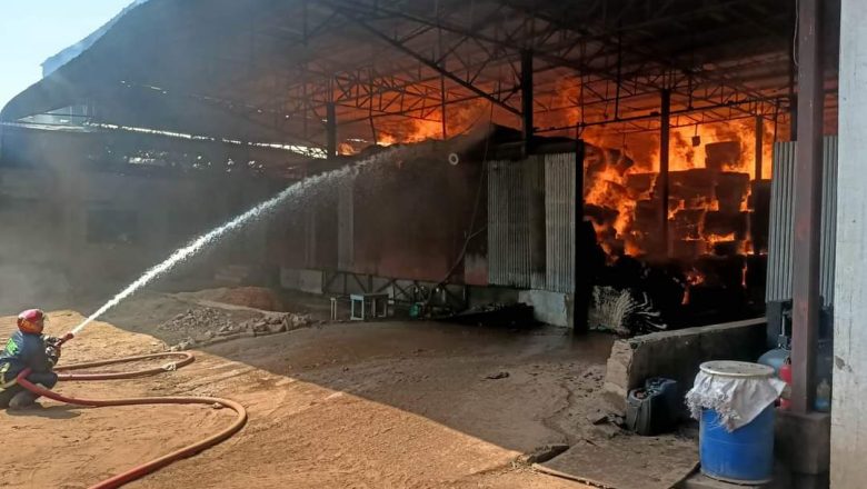 সীতাকুণ্ডে এবার তুলার গোডাউনে আগুন