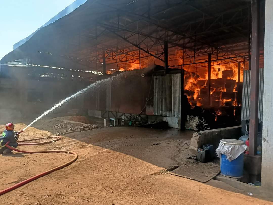 সীতাকুণ্ডে এবার তুলার গোডাউনে আগুন