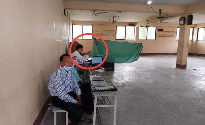 গোপন কক্ষের ভোটারকে সহকারী প্রিজাইডিং অফিসার / প্রাইভেসি চাইলে বেরিয়ে যান