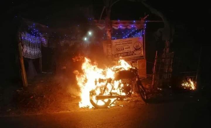 নাজিরহাটে নৌকার নির্বাচনী অফিসে দুর্বৃত্তদের আগুন